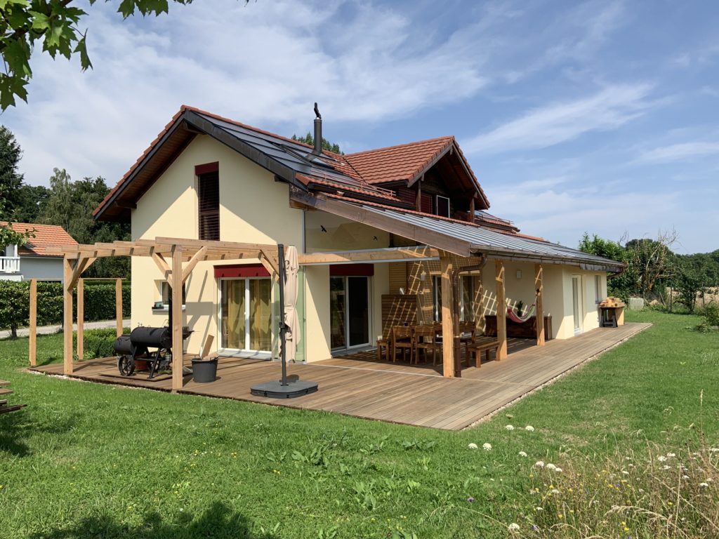 Extension en bois dans une maison à Saubraz