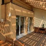 Terrasse en bois et panneaux solaires semi-transparents - Saubraz Suisse